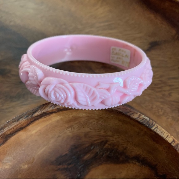 🔥5/$20🔥 Pink Vintage Plastic Bangle Bracelet with Raised Flowers. - Picture 2 of 6